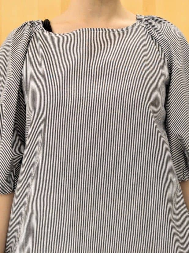 ベージュ系のシャツ/ブラウス、イエロー系のスカート、ベージュ系のトートバッグを着用したレディースの夏コーディネートの4枚目の写真