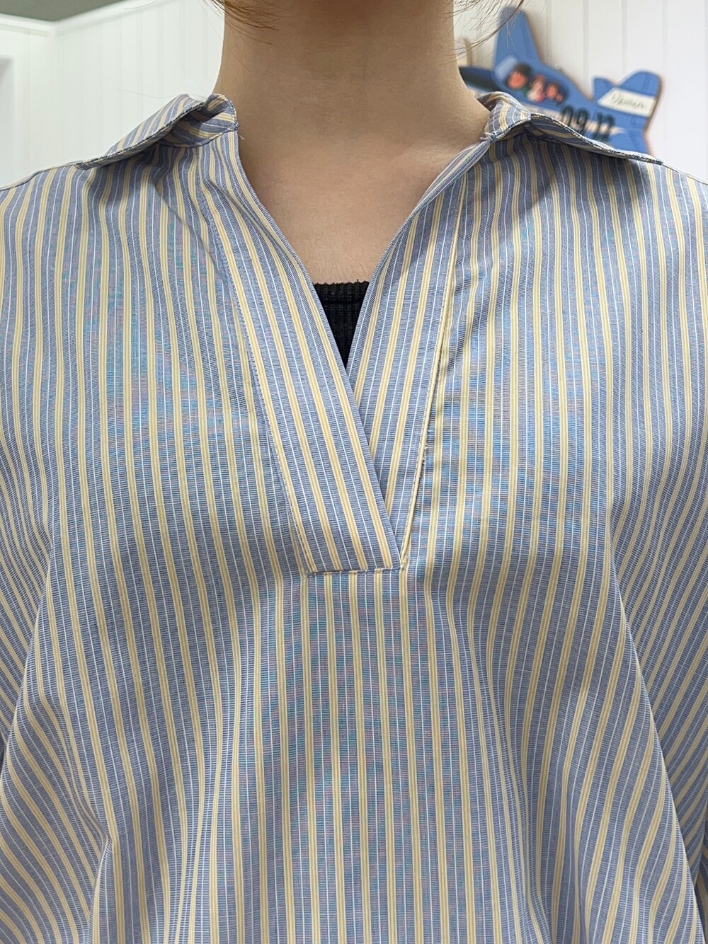 イエロー系のシャツ/ブラウス、ブルー系のその他パンツ、ブルー系のショルダーバッグを着用したレディースの春コーディネートの4枚目の写真