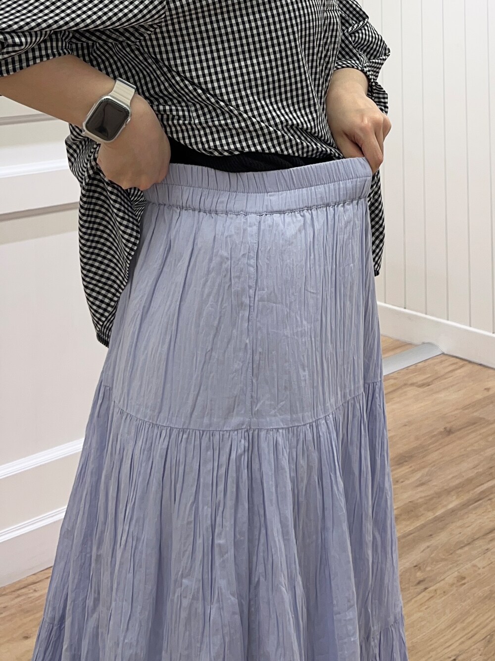 ブラック系のシャツ/ブラウス、ブルー系のスカート、グレー系のトートバッグを着用したレディースの春コーディネートの6枚目の写真