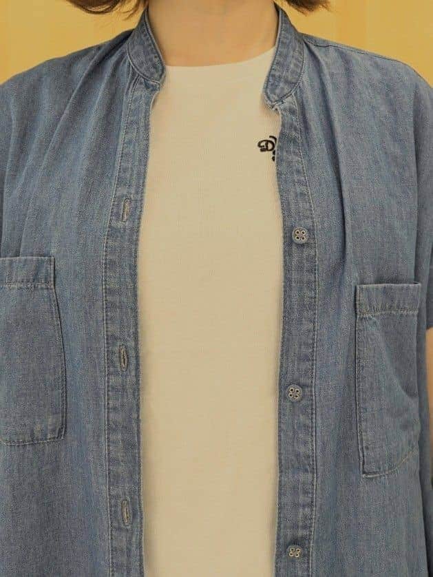 ブルー系のワンピース、ホワイト系のTシャツ/カットソー、ブルー系のその他パンツを着用したレディースの春コーディネートの4枚目の写真