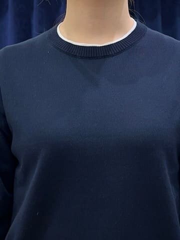 ブルー系のニット/セーター、レッド系のスカート、シルバー系のショルダーバッグを着用したレディースの春コーディネートの4枚目の写真