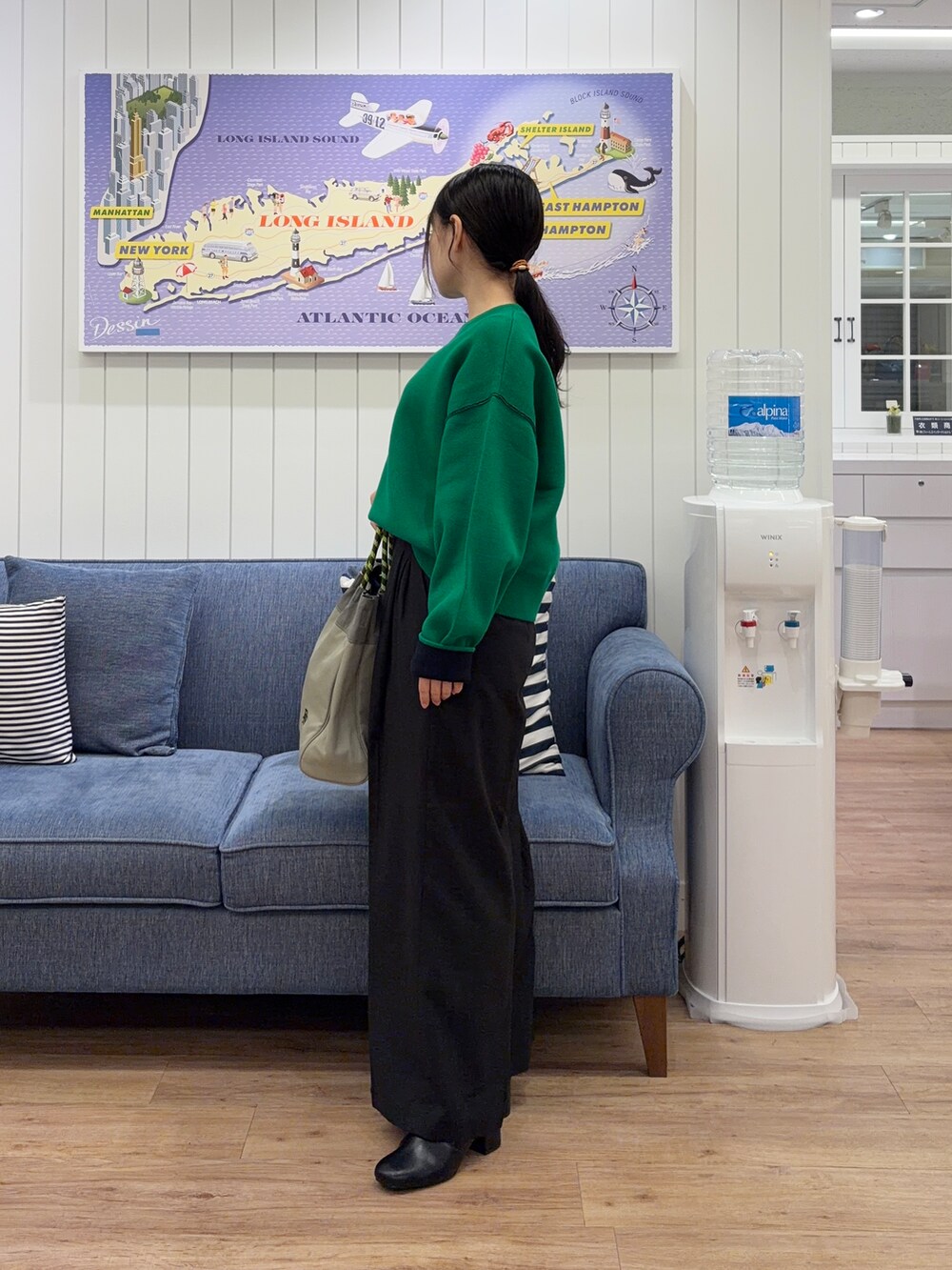 グリーン系のTシャツ/カットソー、グレー系のその他パンツ、ベージュ系のトートバッグを着用したレディースの秋コーディネートの2枚目の写真