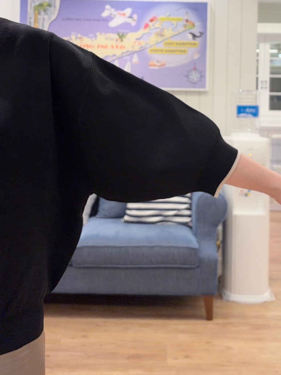 ブラック系のニット/セーター、ベージュ系のその他パンツ、ブラック系のトートバッグを着用したレディースの夏コーディネートの5枚目の写真
