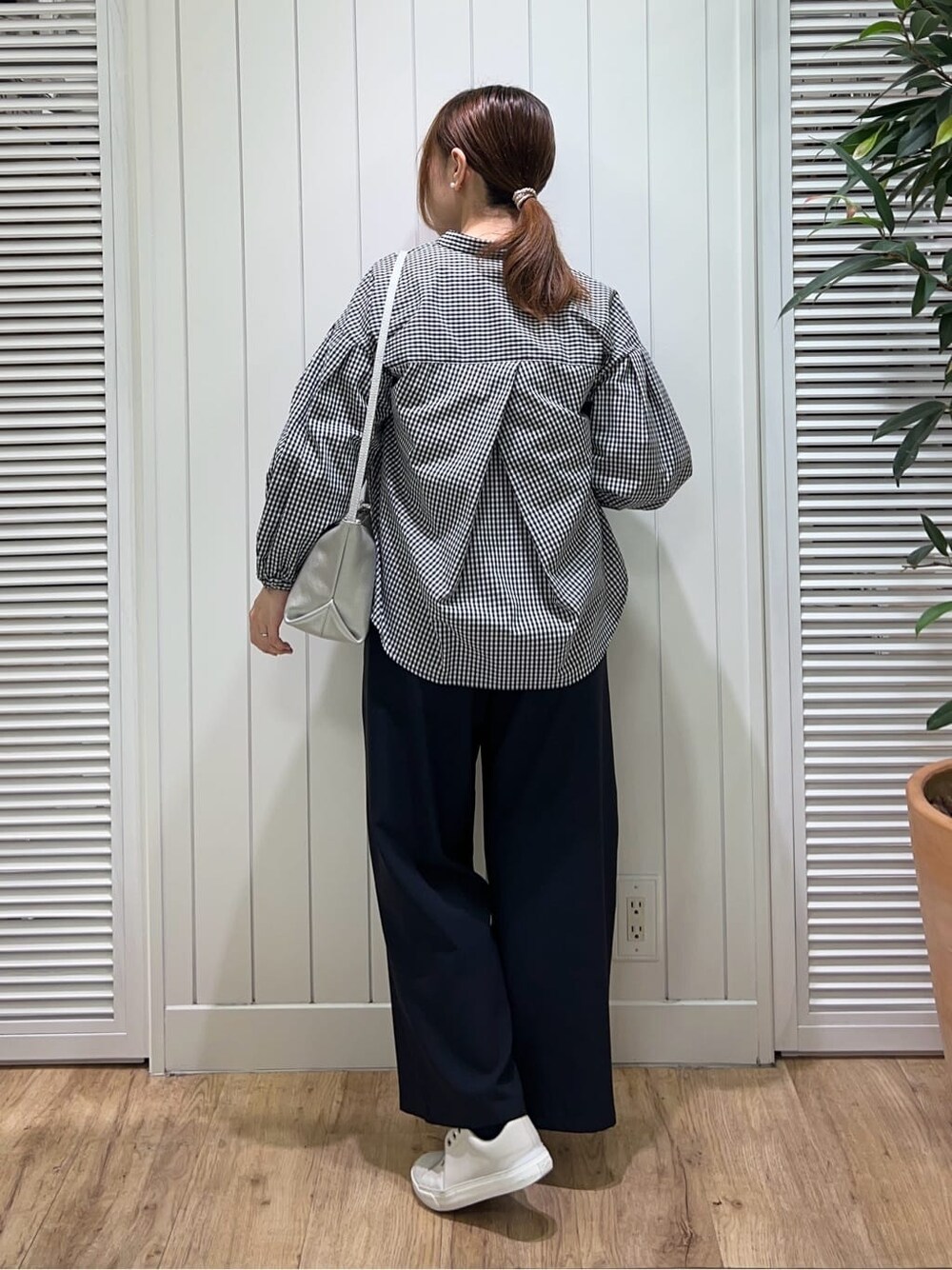 ホワイト系のTシャツ/カットソー、ブラック系のシャツ/ブラウス、ブルー系のその他パンツを着用したレディースの春コーディネートの3枚目の写真