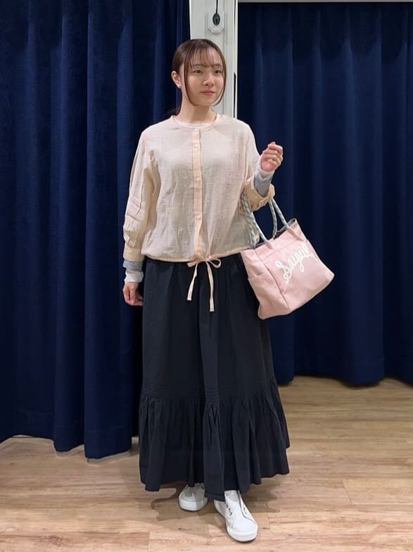 ブルー系のTシャツ/カットソー、ピンク系のシャツ/ブラウス、ブラック系のスカートを着用したレディースの春コーディネートの4枚目の写真