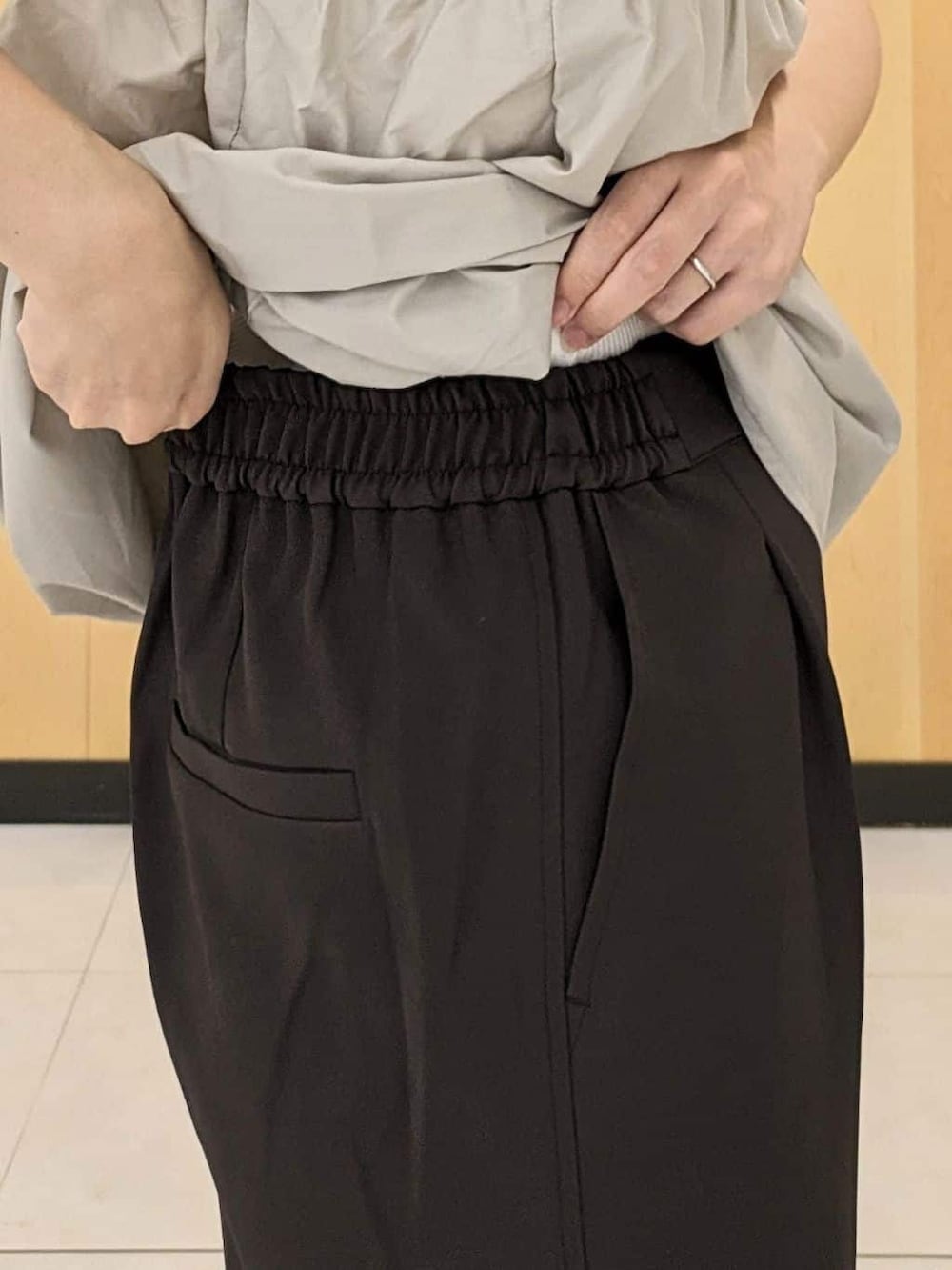 ホワイト系のTシャツ/カットソー、ブラウン系のその他パンツ、ブラウン系のショルダーバッグを着用したレディースの秋コーディネートの6枚目の写真