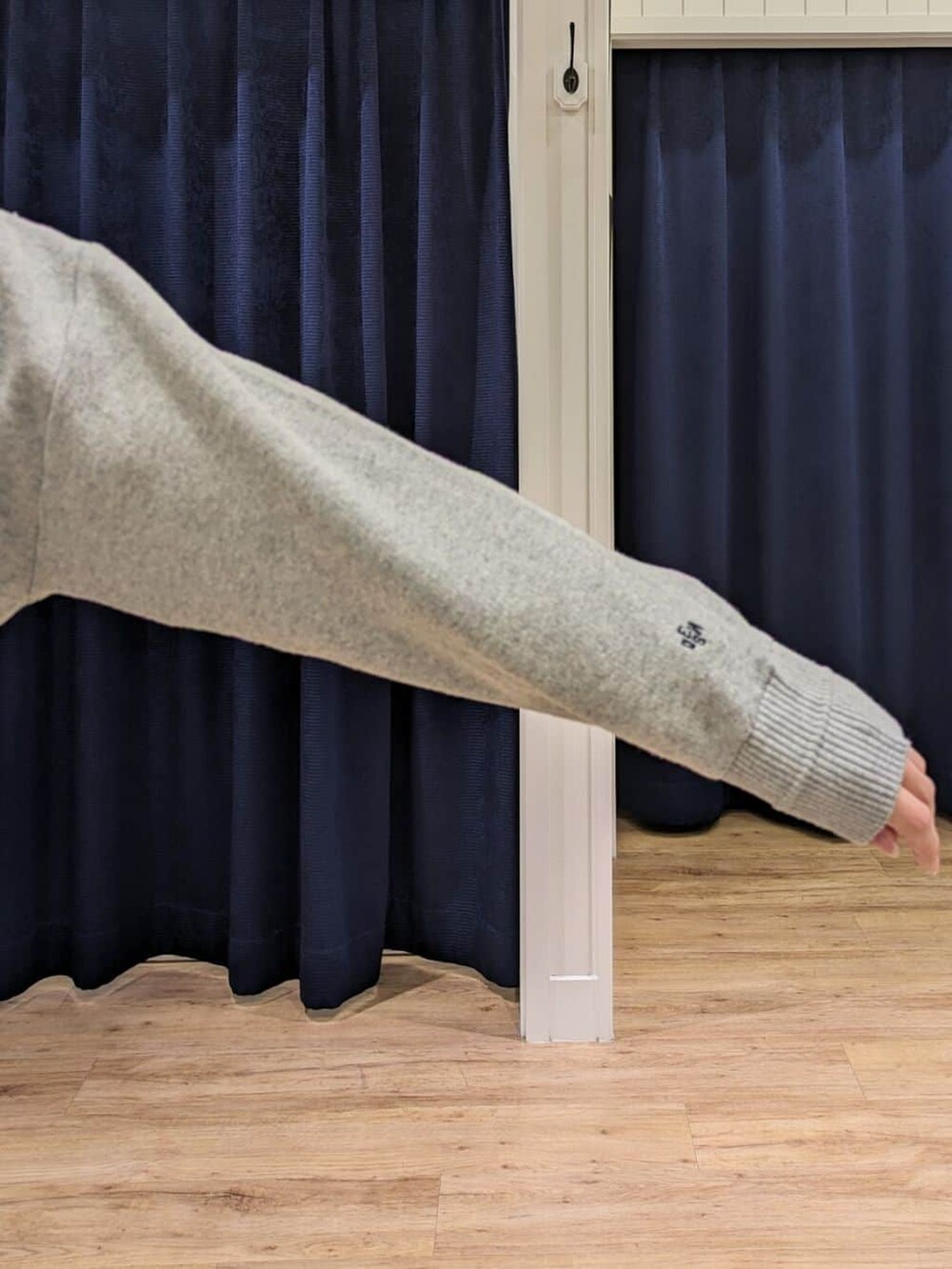 ブルー系のシャツ/ブラウス、グレー系のニット/セーター、ブルー系のその他パンツを着用したレディースの冬コーディネートの5枚目の写真