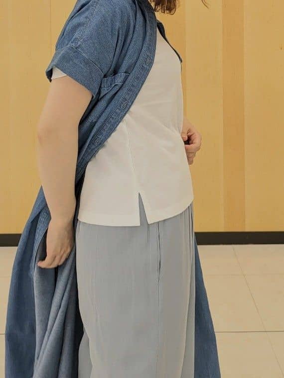 ブルー系のワンピース、ホワイト系のTシャツ/カットソー、ブルー系のその他パンツを着用したレディースの春コーディネートの6枚目の写真