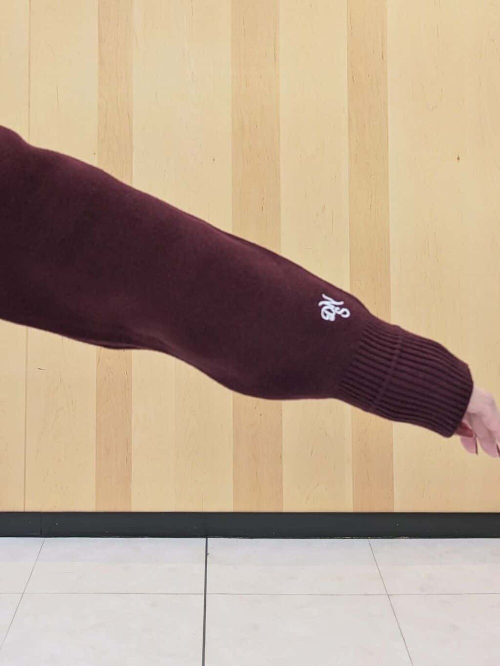 ブラック系のニット/セーター、レッド系のニット/セーター、ブラック系のその他パンツを着用したレディースの冬コーディネートの5枚目の写真