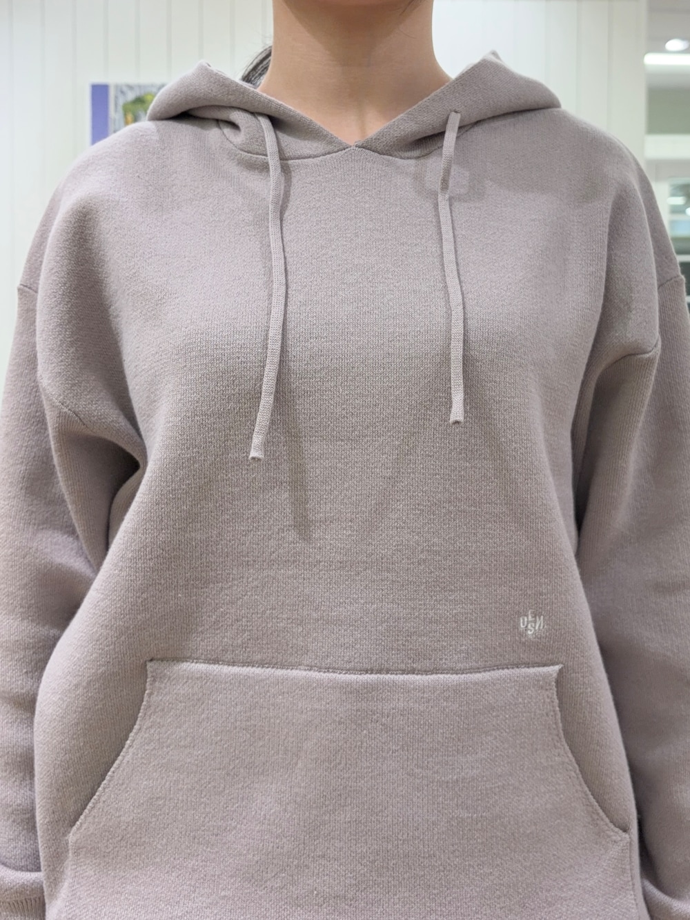 グレー系のパーカー、ブラウン系のその他パンツ、ベージュ系のショルダーバッグを着用したレディースの秋コーディネートの4枚目の写真