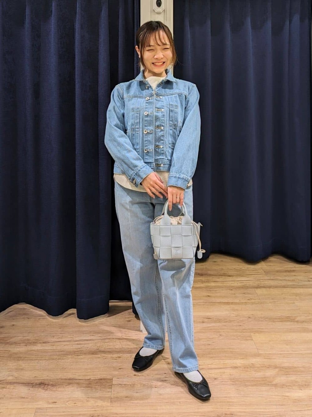 ベージュ系のTシャツ/カットソー、ブルー系のデニムジャケット、ブルー系のデニムパンツを着用したレディースの冬コーディネートの4枚目の写真
