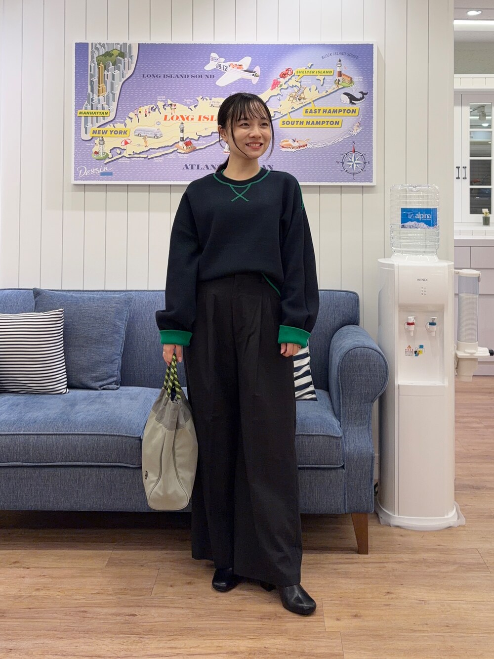 グリーン系のTシャツ/カットソー、グレー系のその他パンツ、ベージュ系のトートバッグを着用したレディースの秋コーディネートの4枚目の写真