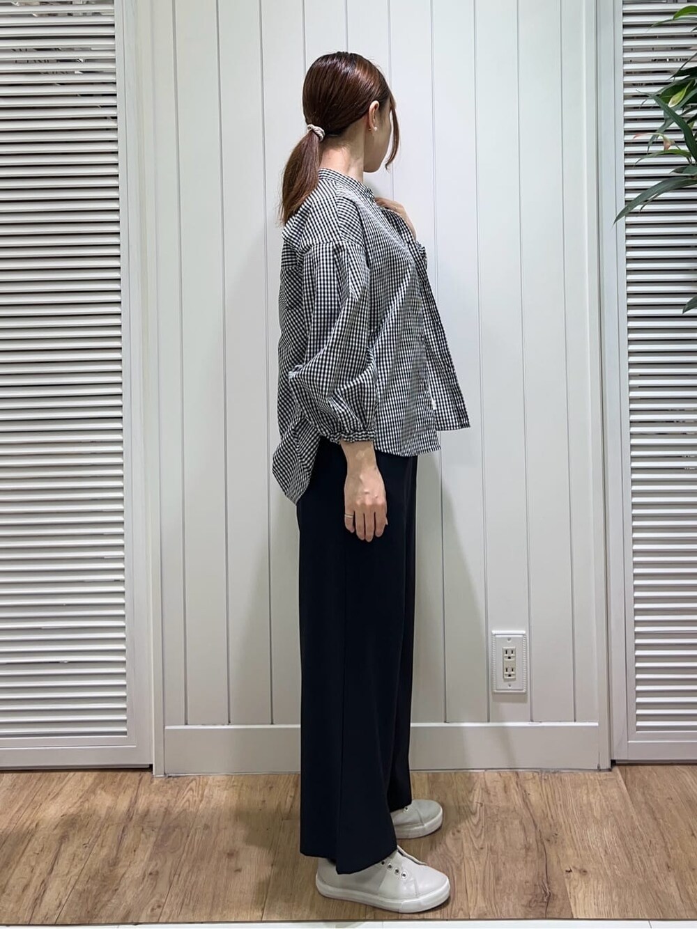 ホワイト系のTシャツ/カットソー、ブラック系のシャツ/ブラウス、ブルー系のその他パンツを着用したレディースの春コーディネートの2枚目の写真