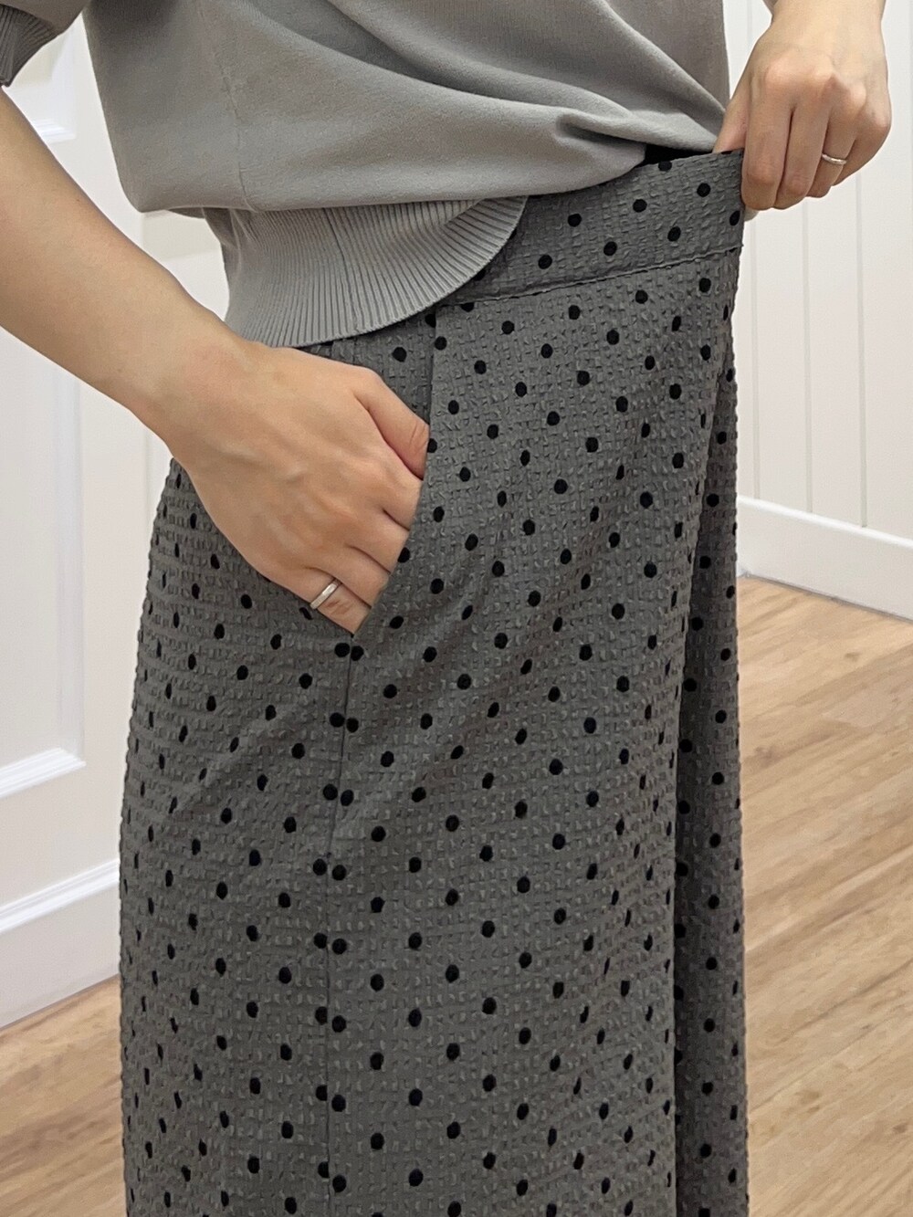ブラウン系のニット/セーター、グレー系のその他パンツ、グレー系のトートバッグを着用したレディースの夏コーディネートの6枚目の写真
