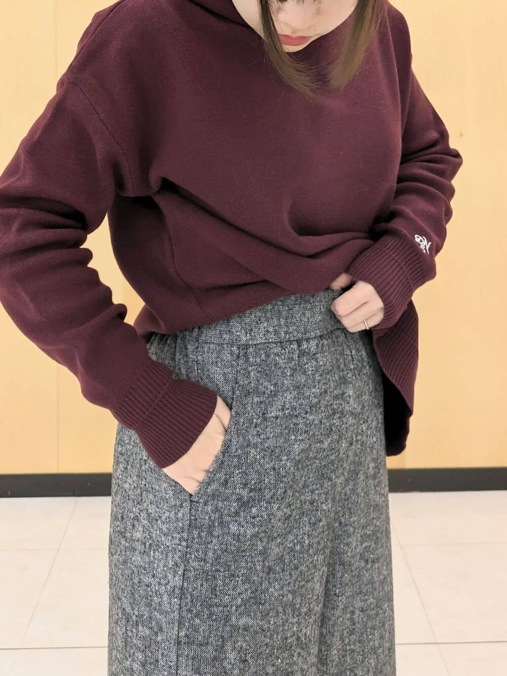 ブラック系のニット/セーター、レッド系のニット/セーター、ブラック系のその他パンツを着用したレディースの冬コーディネートの6枚目の写真