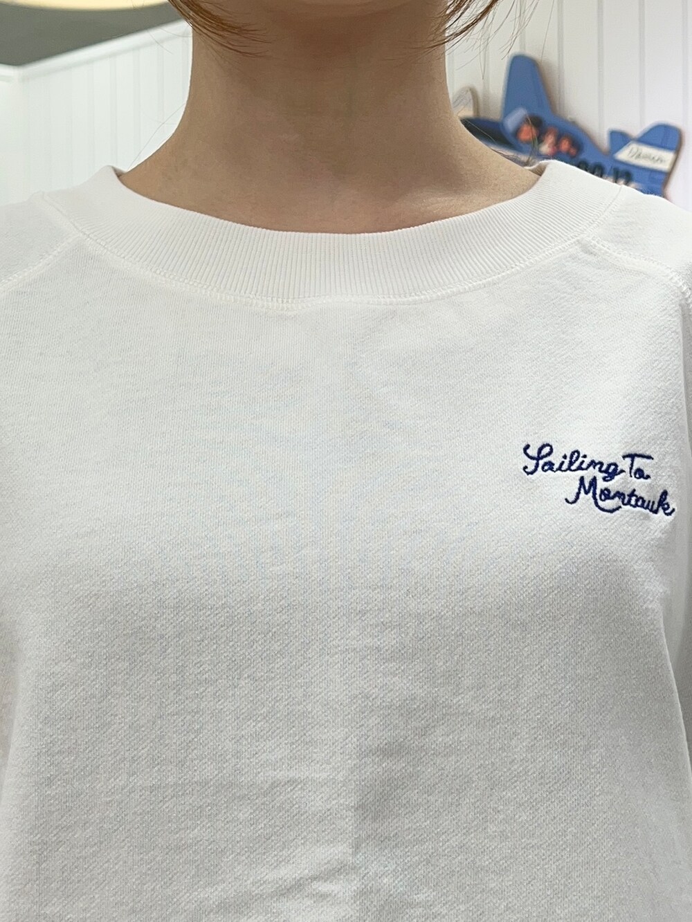 ホワイト系のTシャツ/カットソー、ブルー系のスカート、グレー系のトートバッグを着用したレディースの春コーディネートの4枚目の写真