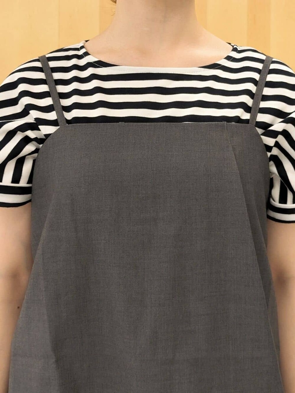 ブルー系のTシャツ/カットソー、グレー系のタンクトップ、グレー系のその他パンツを着用したレディースの秋コーディネートの4枚目の写真