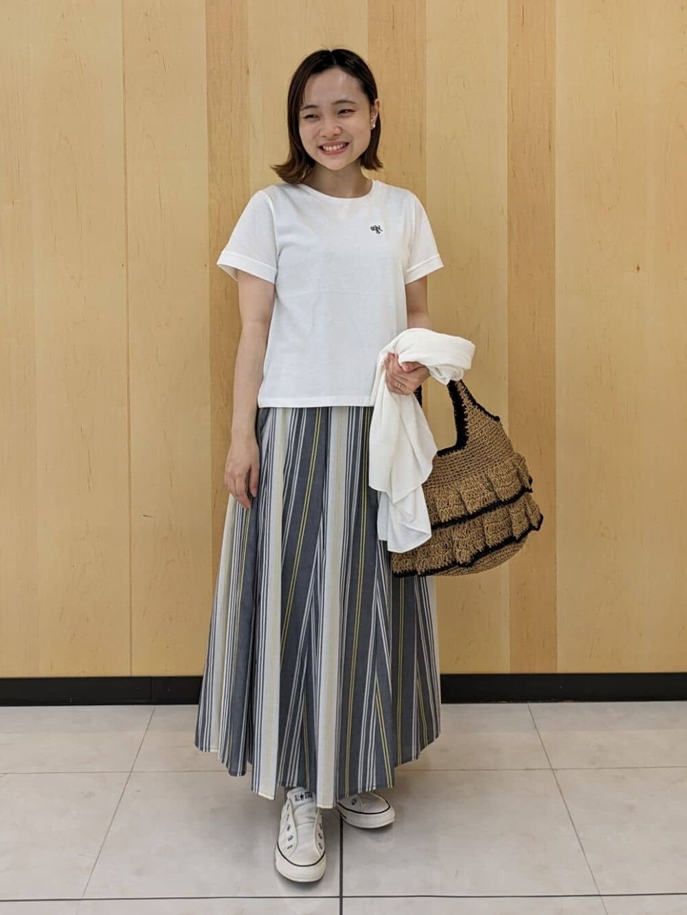 ホワイト系のカーディガン/ボレロ、ホワイト系のTシャツ/カットソー、イエロー系のトートバッグを着用したレディースの春コーディネートの5枚目の写真