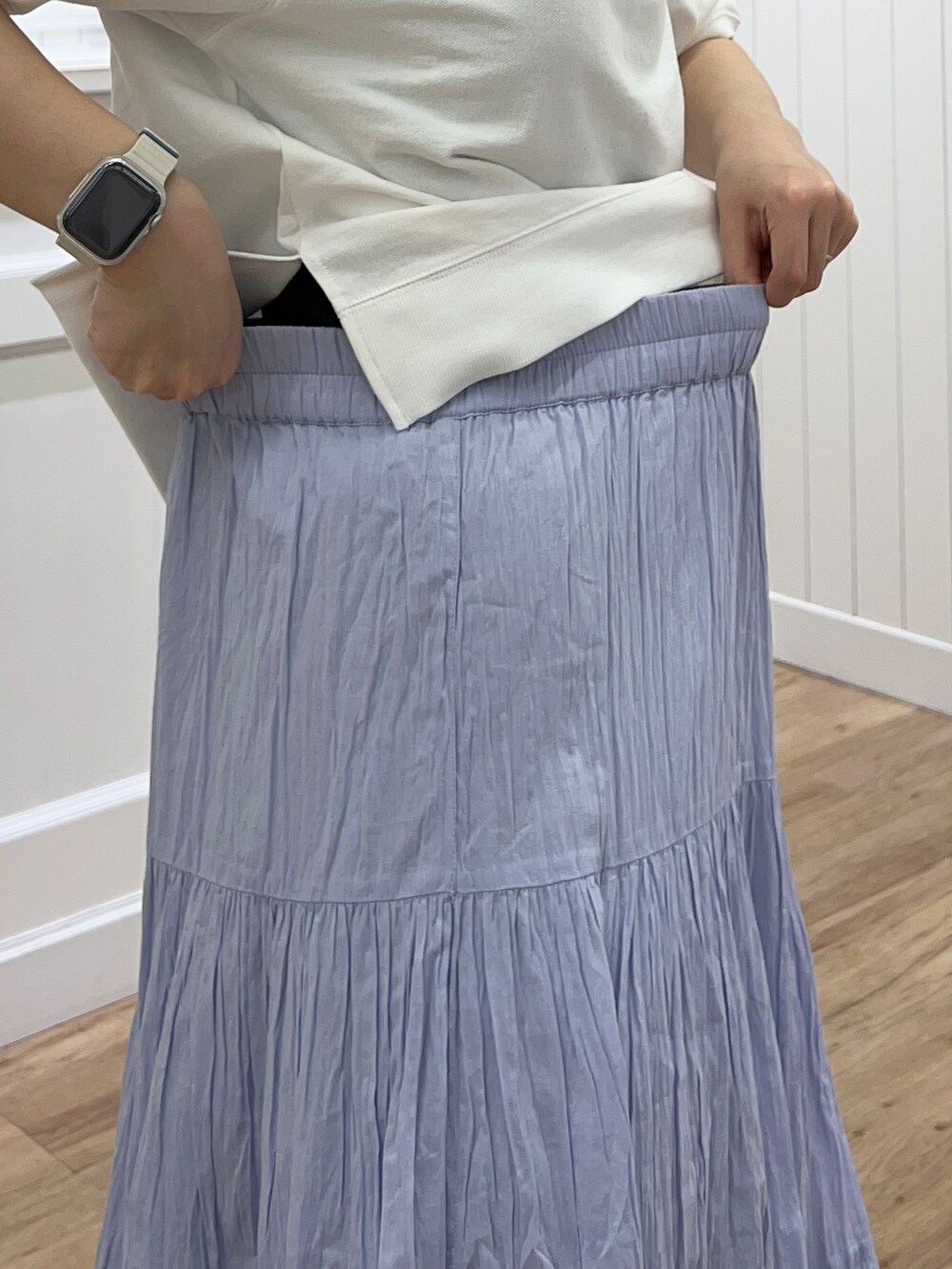 ホワイト系のTシャツ/カットソー、ブルー系のスカート、グレー系のトートバッグを着用したレディースの春コーディネートの6枚目の写真