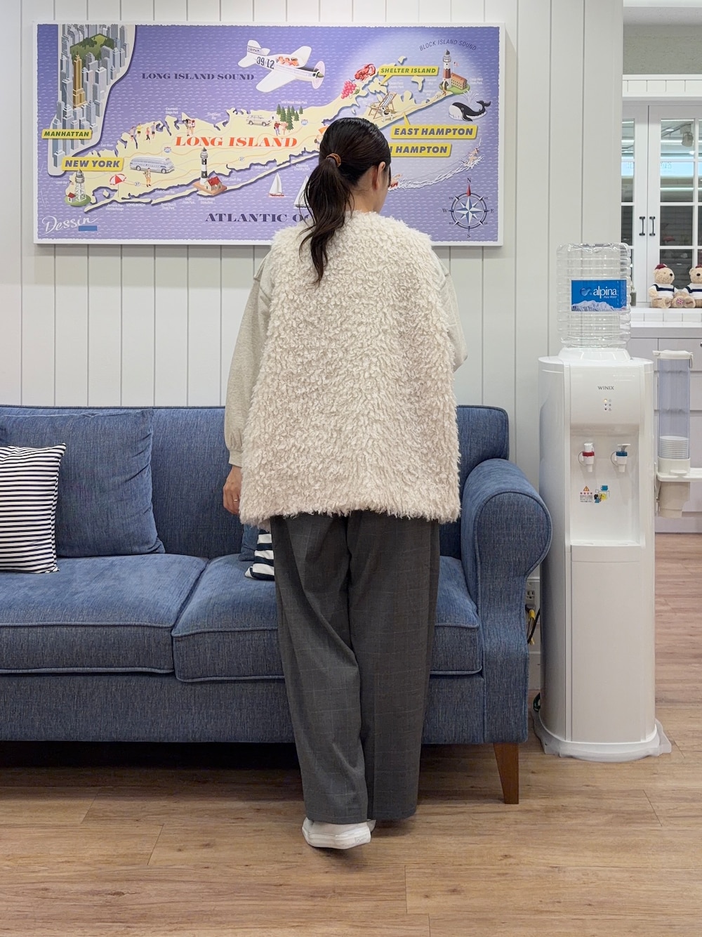 ベージュ系のTシャツ/カットソー、ホワイト系のベスト、グレー系のその他パンツを着用したレディースの秋コーディネートの3枚目の写真