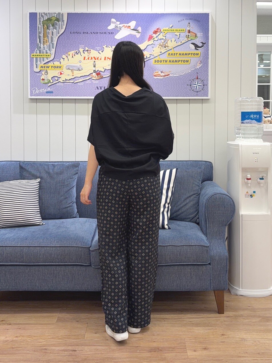 ブラック系のTシャツ/カットソー、ブルー系のその他パンツ、グレー系のトートバッグを着用したレディースの夏コーディネートの3枚目の写真
