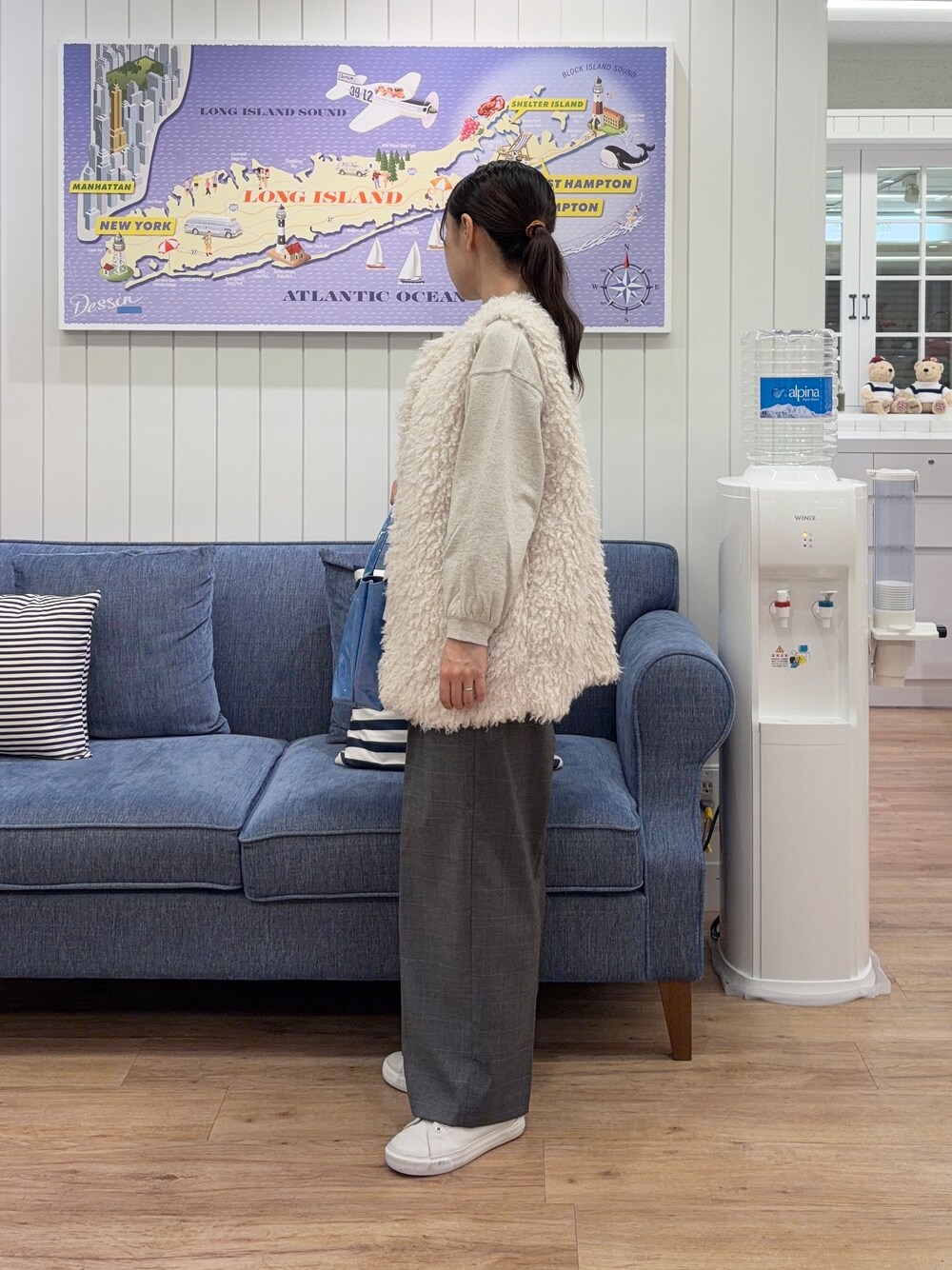 ベージュ系のTシャツ/カットソー、ホワイト系のベスト、グレー系のその他パンツを着用したレディースの秋コーディネートの2枚目の写真