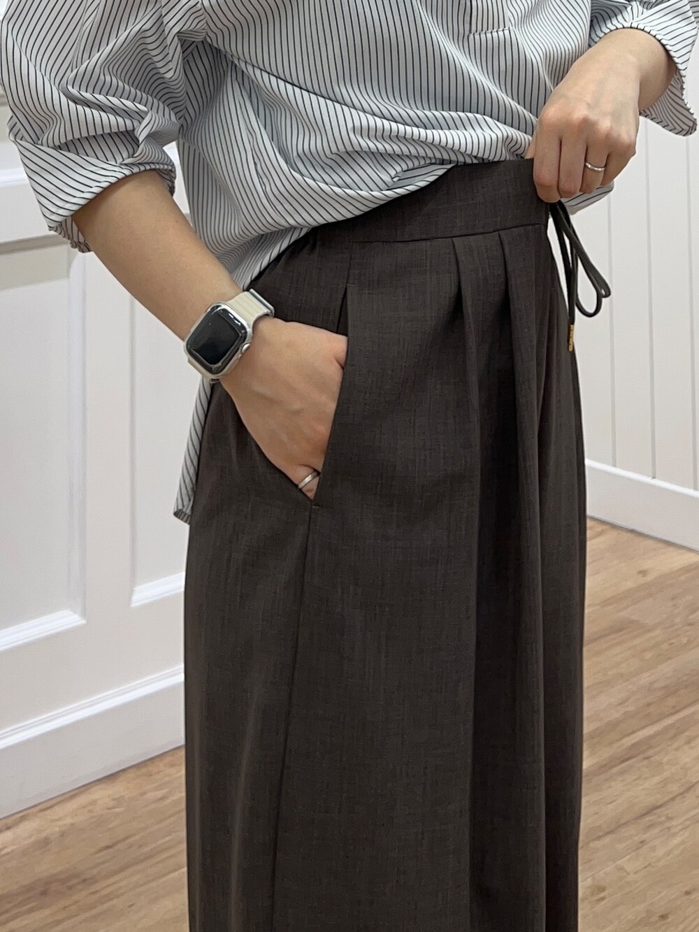 ホワイト系のシャツ/ブラウス、ブラウン系のその他パンツ、シルバー系のショルダーバッグを着用したレディースの春コーディネートの6枚目の写真