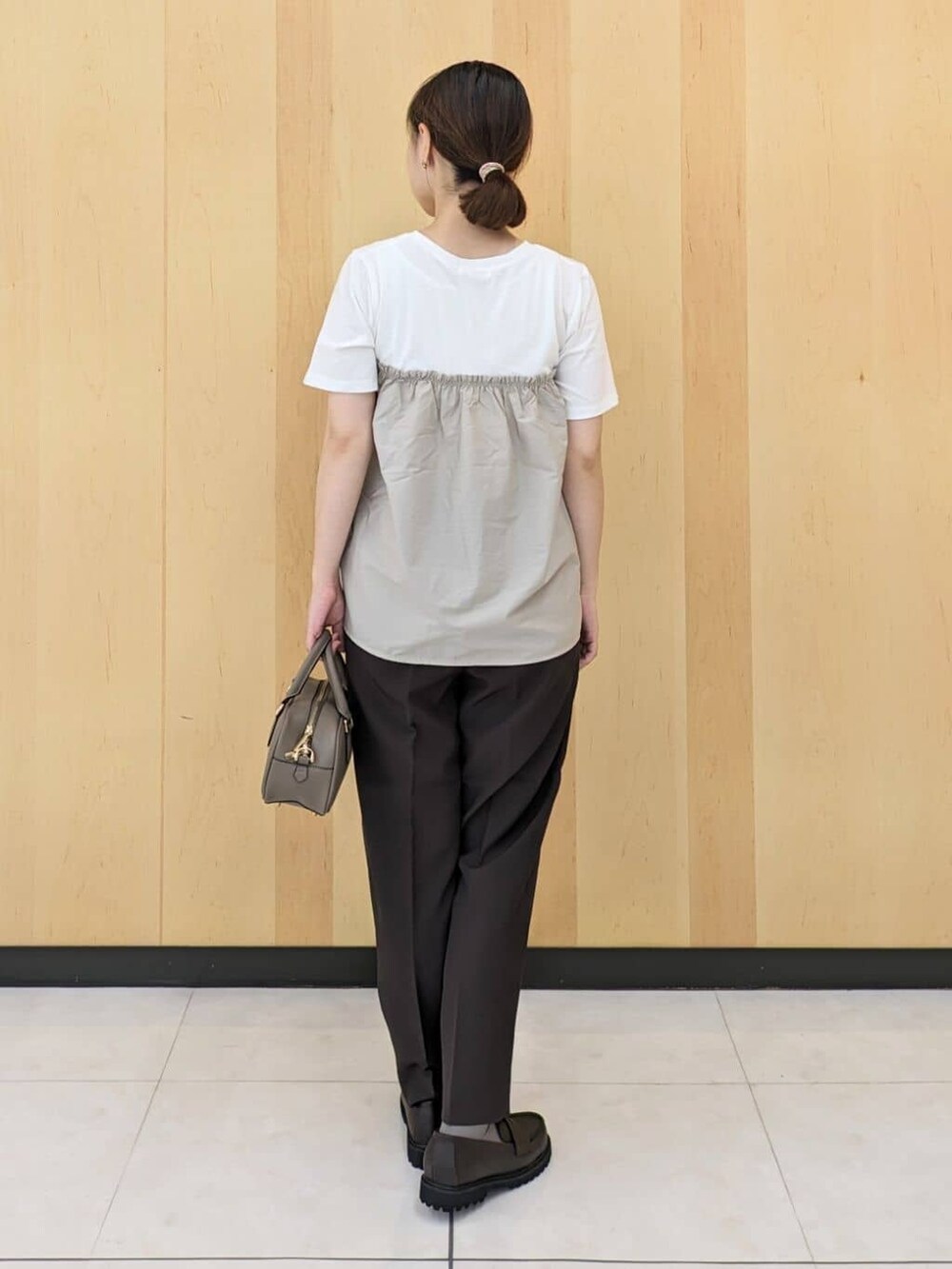 ホワイト系のTシャツ/カットソー、ブラウン系のその他パンツ、ブラウン系のショルダーバッグを着用したレディースの秋コーディネートの3枚目の写真