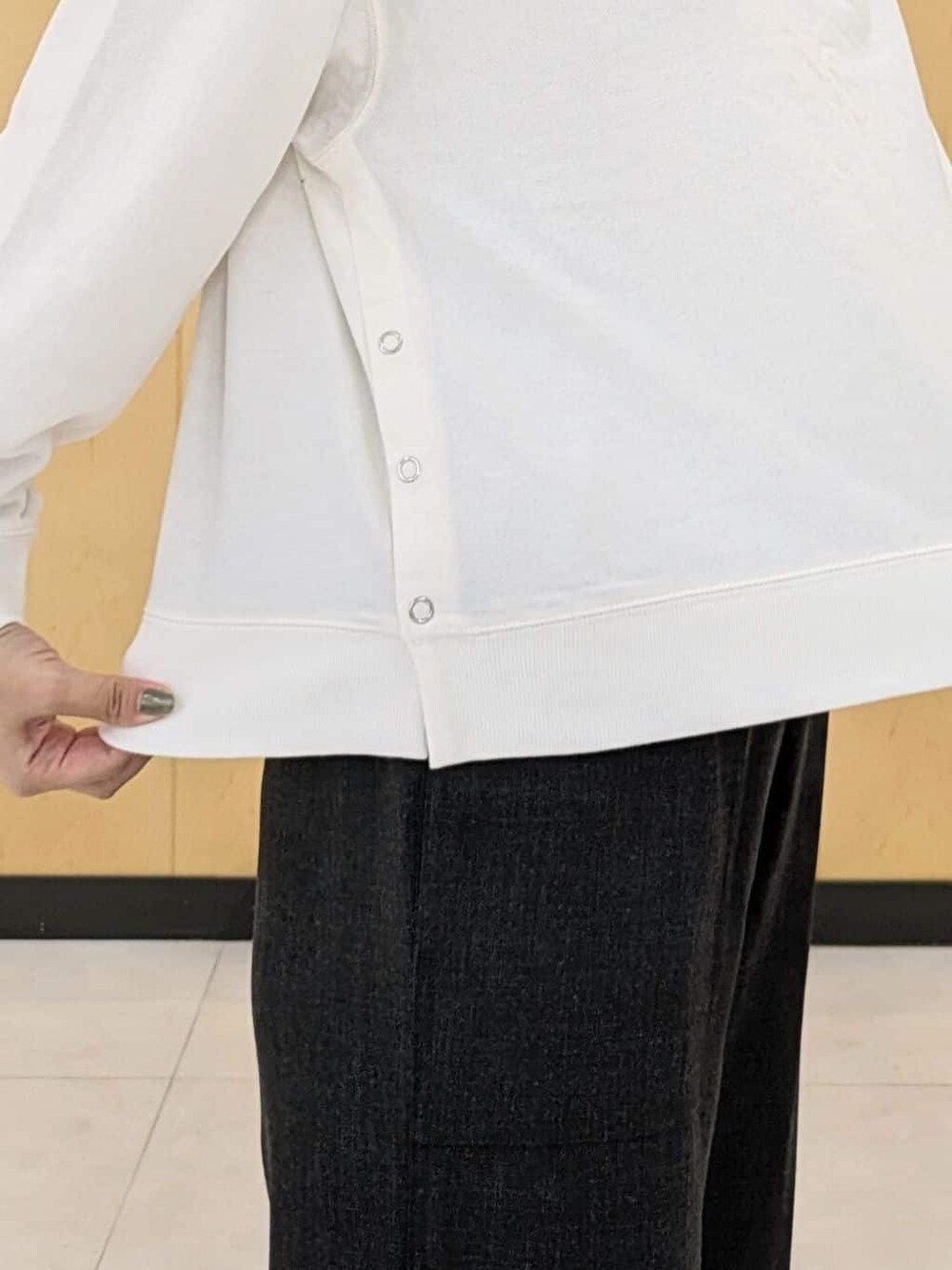 ホワイト系のTシャツ/カットソー、グレー系のその他パンツ、ブラウン系のショルダーバッグを着用したレディースの秋コーディネートの5枚目の写真
