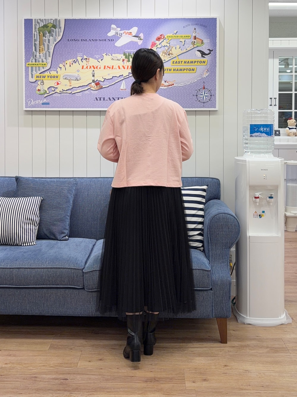 ピンク系のカーディガン/ボレロ、ブラック系のスカート、ブラウン系のショルダーバッグを着用したレディースの秋コーディネートの3枚目の写真