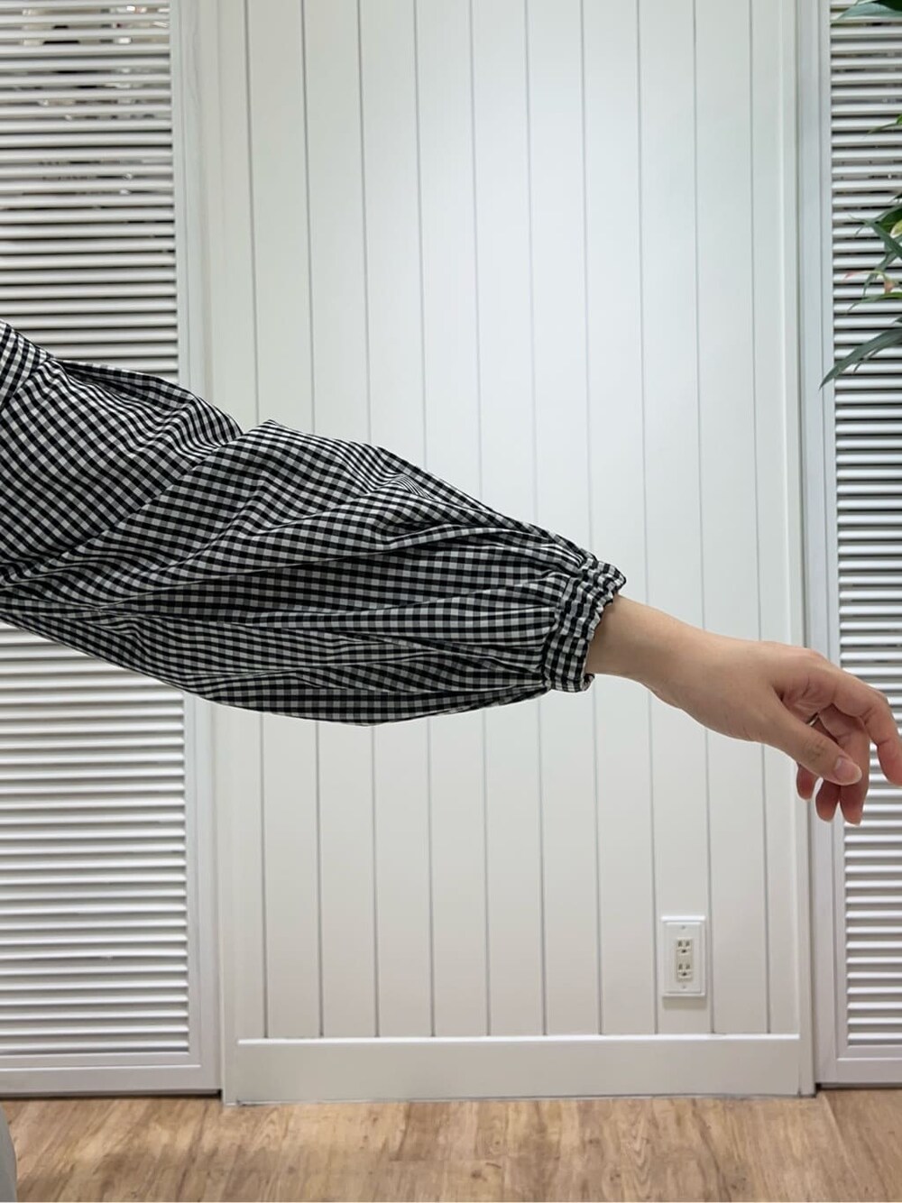 ホワイト系のTシャツ/カットソー、ブラック系のシャツ/ブラウス、ブルー系のその他パンツを着用したレディースの春コーディネートの5枚目の写真