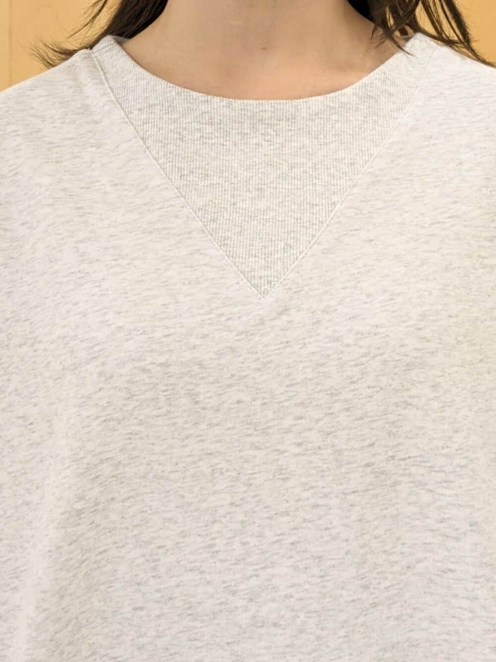 グレー系のスウェット、グリーン系のトートバッグ、グレー系のブーツを着用したレディースの冬コーディネートの4枚目の写真