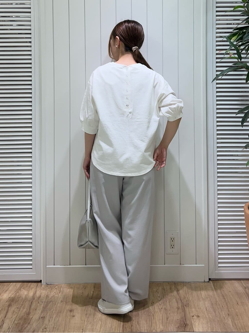 ホワイト系のTシャツ/カットソー、ベージュ系のその他パンツを着用したレディースの春コーディネートの3枚目の写真