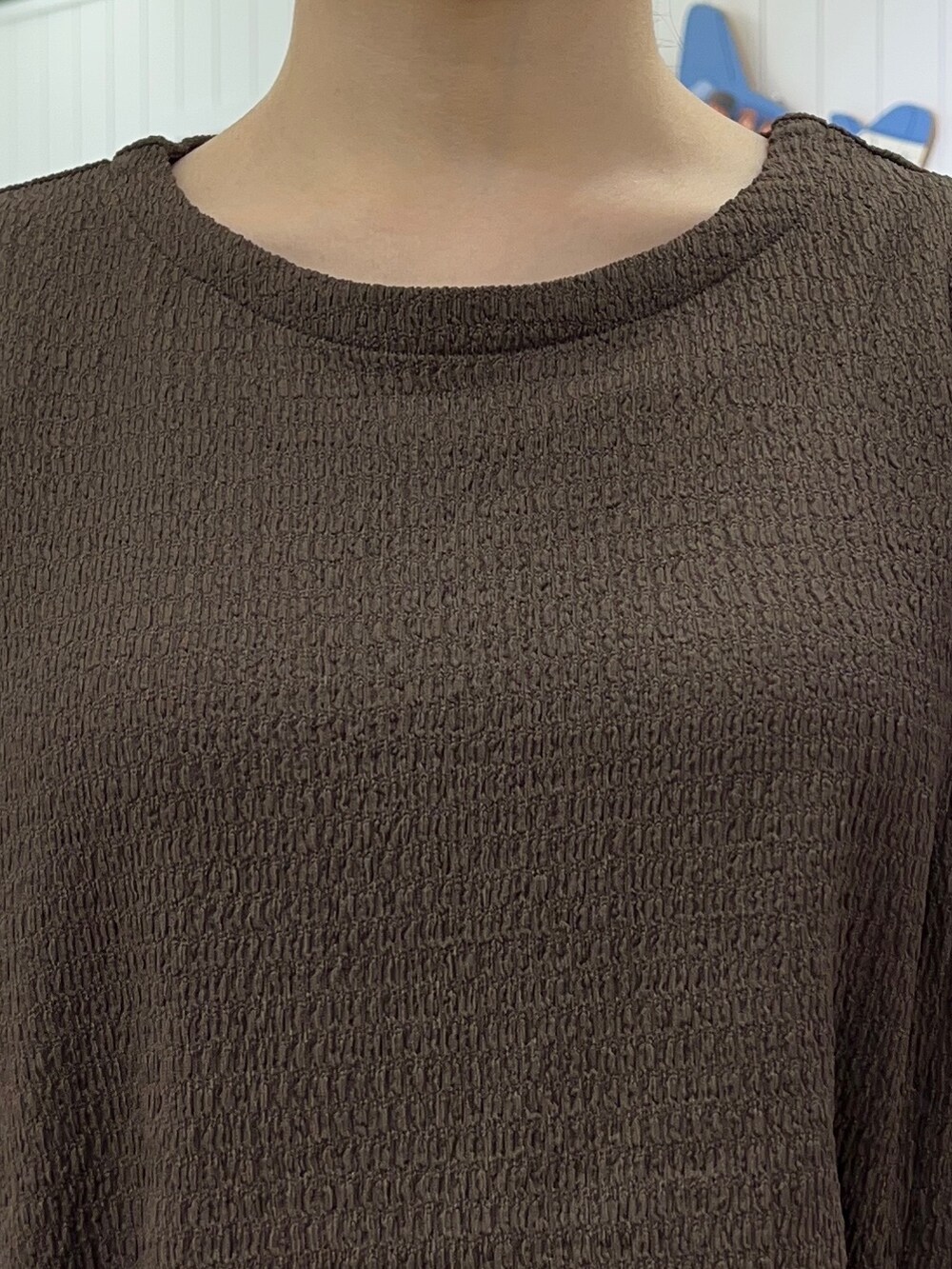 ブラウン系のTシャツ/カットソー、ブラウン系のその他パンツ、ブラウン系のサンダルを着用したレディースの夏コーディネートの4枚目の写真