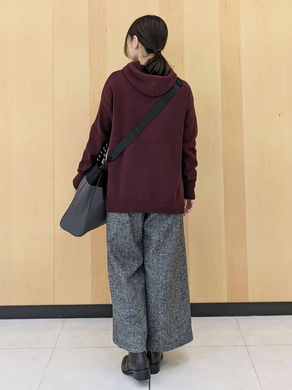 ブラック系のニット/セーター、レッド系のニット/セーター、ブラック系のその他パンツを着用したレディースの冬コーディネートの3枚目の写真