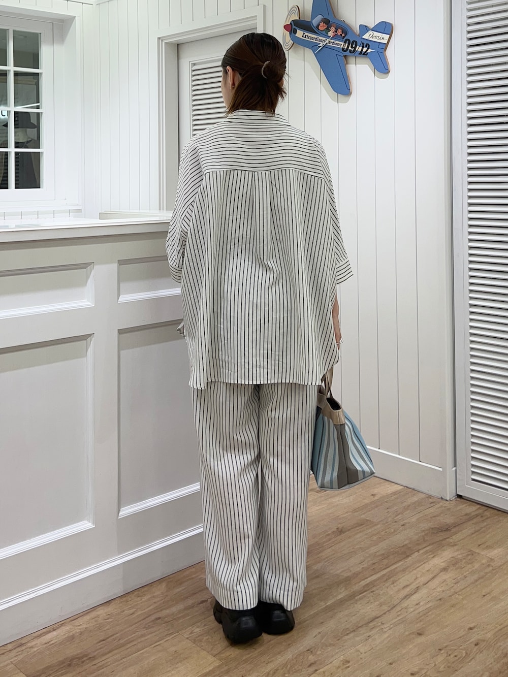 ホワイト系のシャツ/ブラウス、ホワイト系のその他パンツ、ブラック系のサンダルを着用したレディースの春コーディネートの3枚目の写真