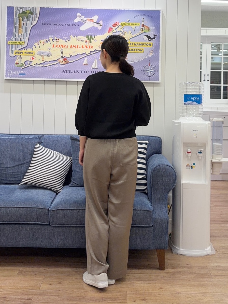 ブラック系のニット/セーター、ベージュ系のその他パンツ、ブラック系のトートバッグを着用したレディースの夏コーディネートの3枚目の写真