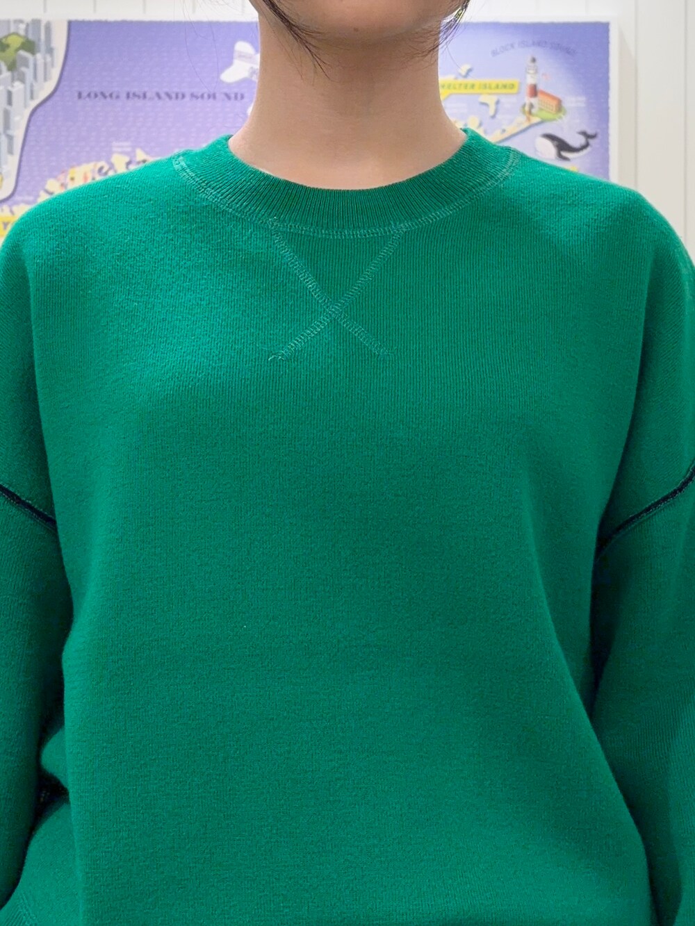 グリーン系のTシャツ/カットソー、グレー系のその他パンツ、ベージュ系のトートバッグを着用したレディースの秋コーディネートの5枚目の写真