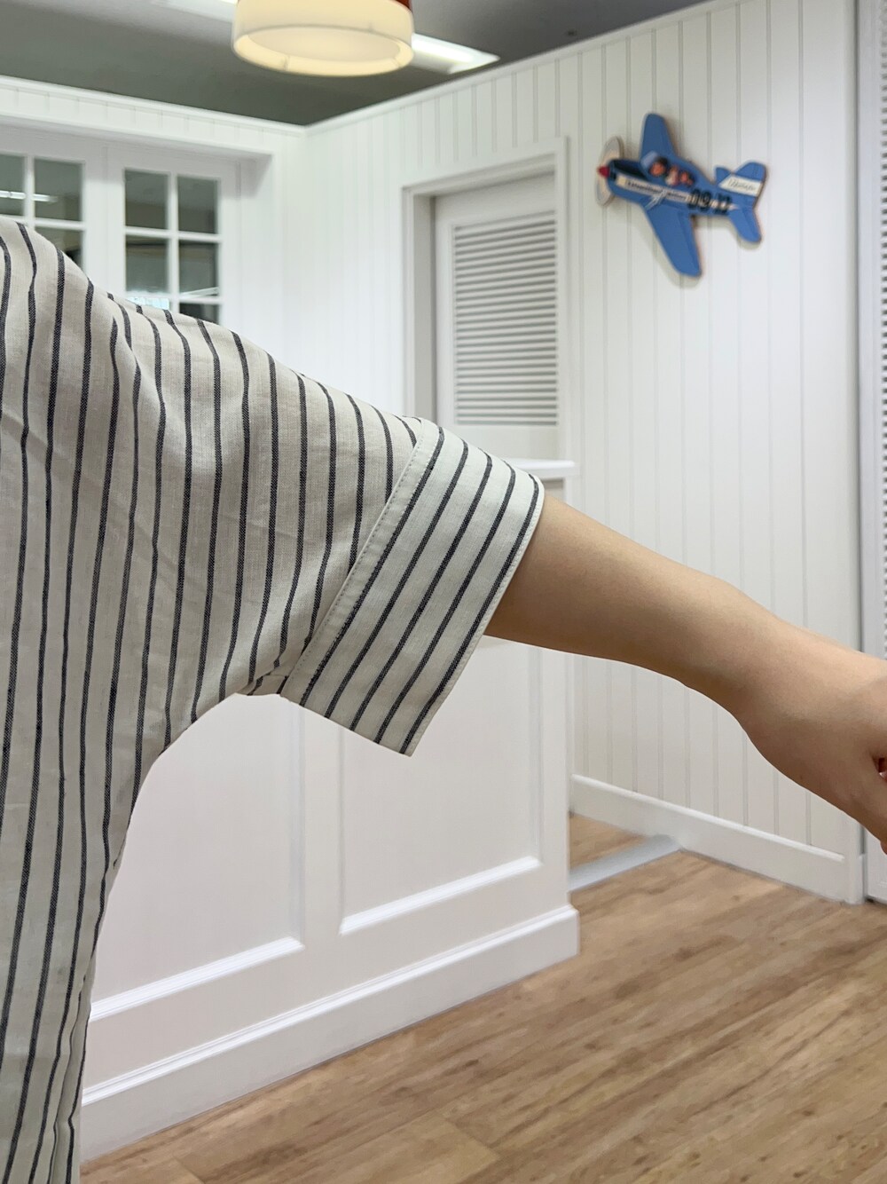 ホワイト系のシャツ/ブラウス、ホワイト系のその他パンツ、ブラック系のサンダルを着用したレディースの春コーディネートの4枚目の写真