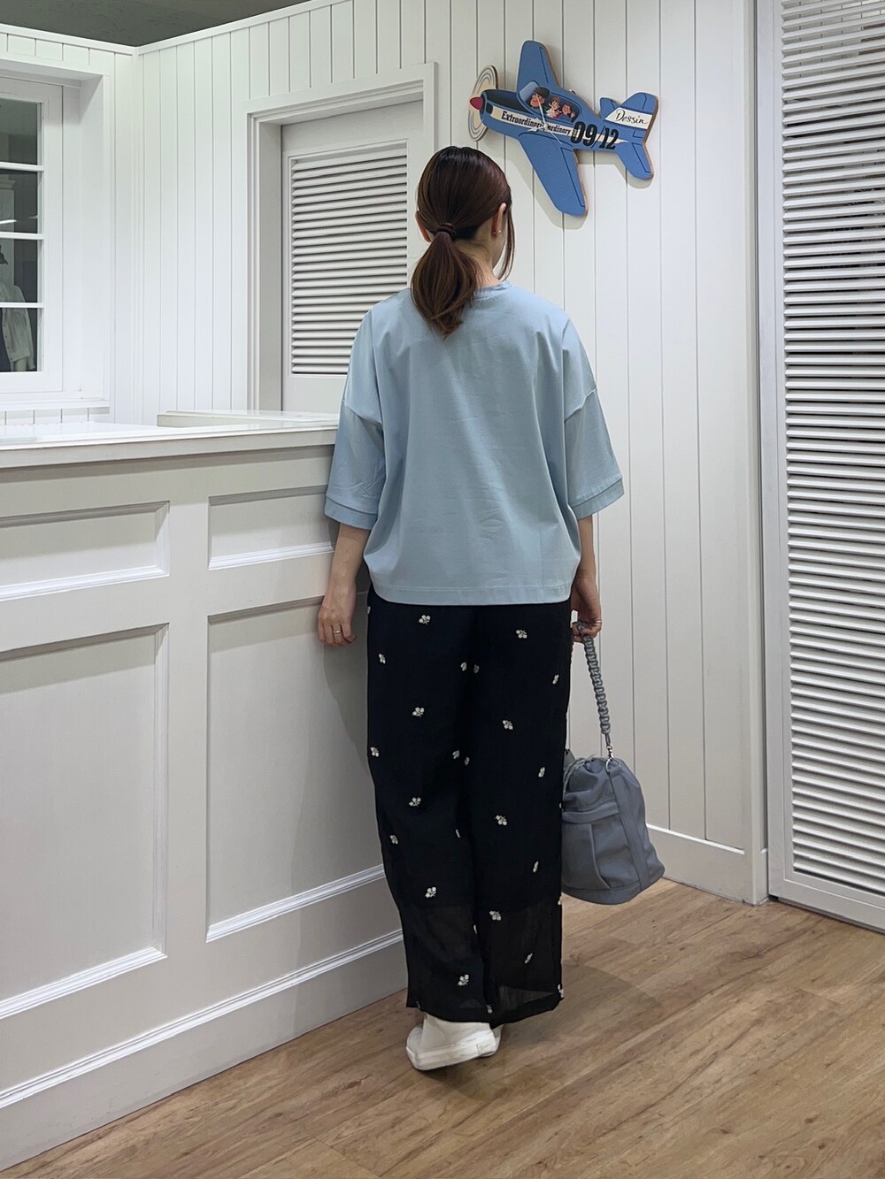 ブルー系のTシャツ/カットソー、ブラック系のその他パンツ、ブルー系のショルダーバッグを着用したレディースの夏コーディネートの3枚目の写真