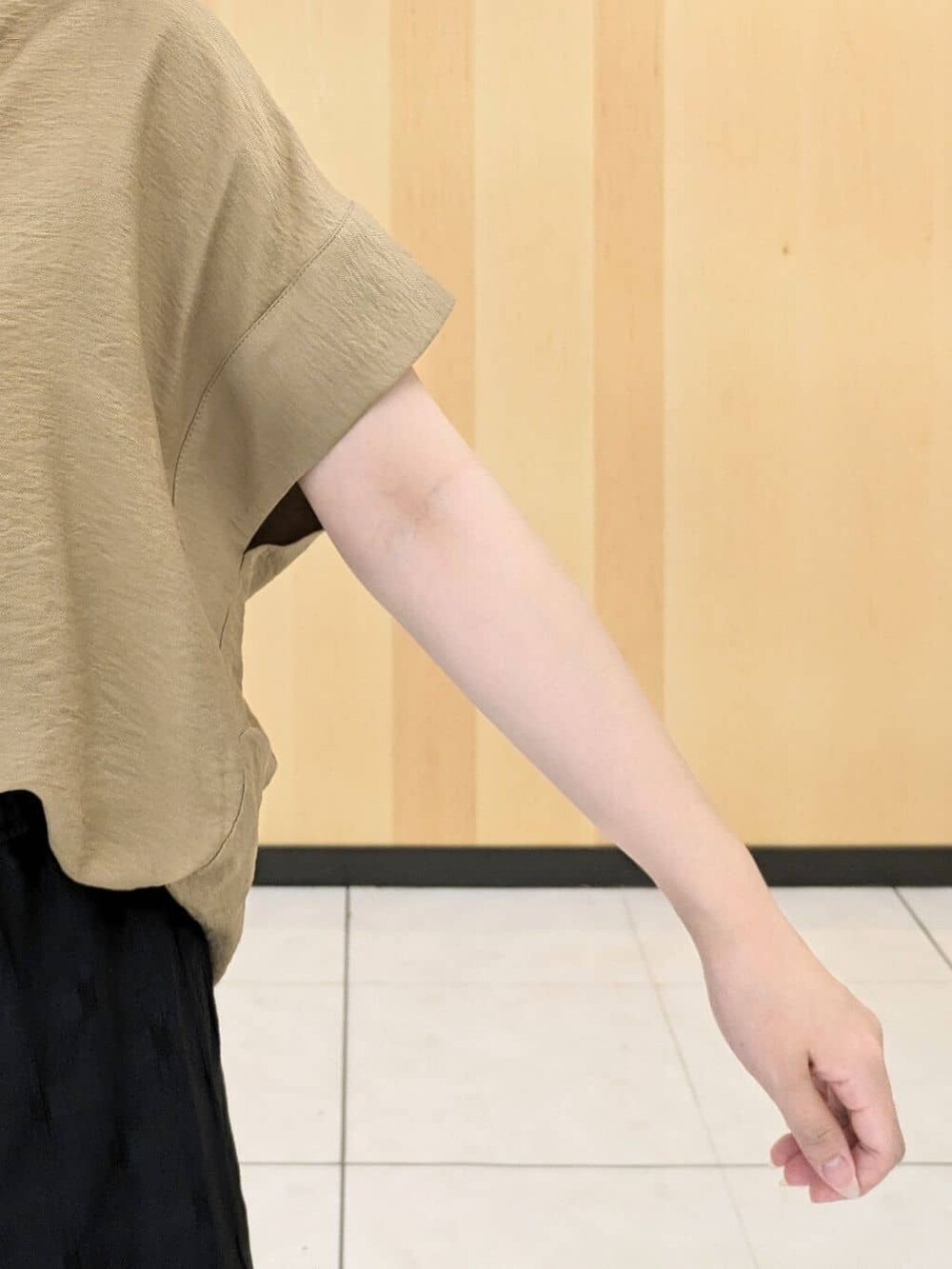 ベージュ系のシャツ/ブラウス、ブラック系のスカート、ブラウン系のトートバッグを着用したレディースの夏コーディネートの5枚目の写真