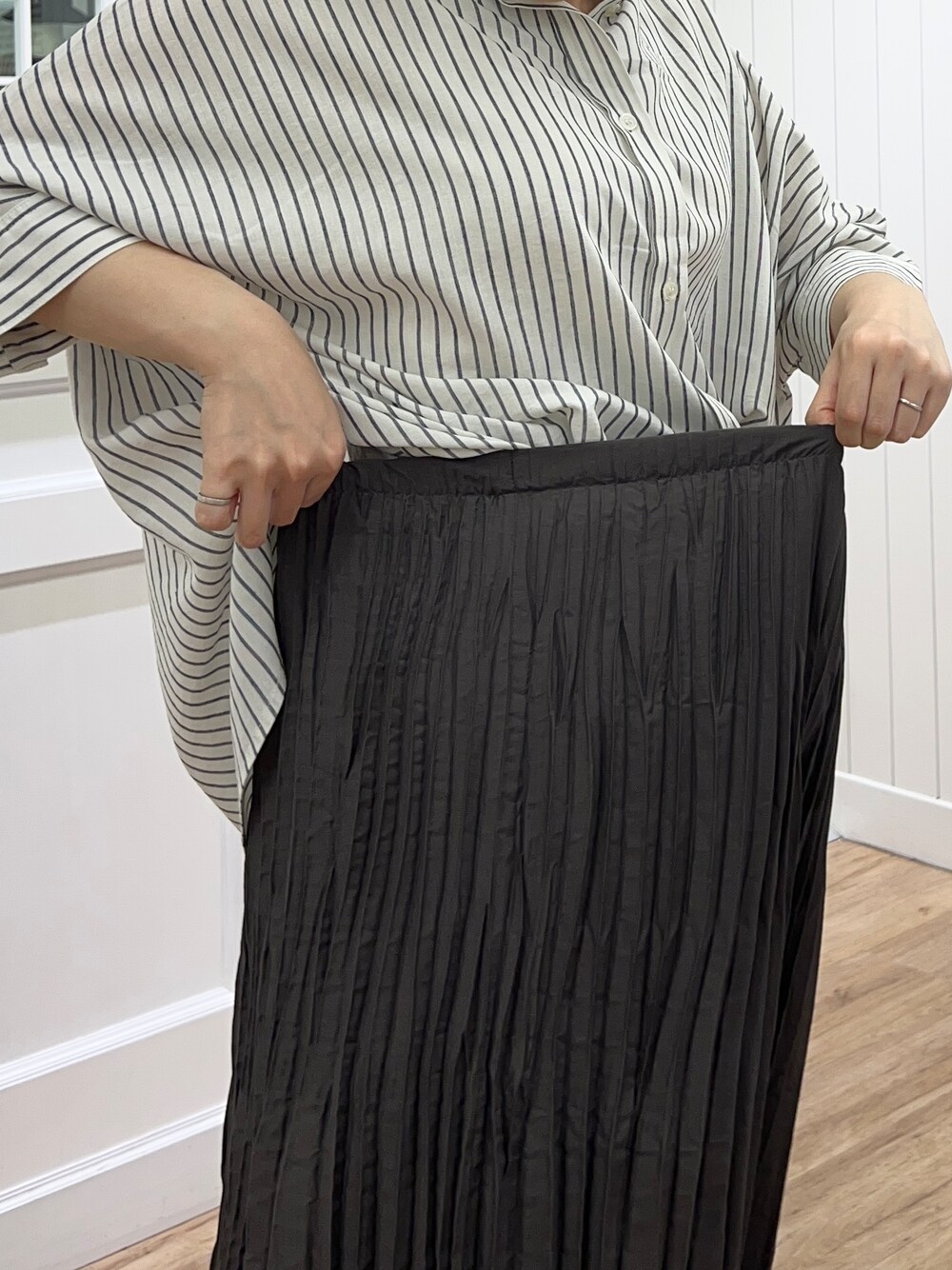 ホワイト系のシャツ/ブラウス、グレー系のスカート、ブラック系のサンダルを着用したレディースの春コーディネートの6枚目の写真