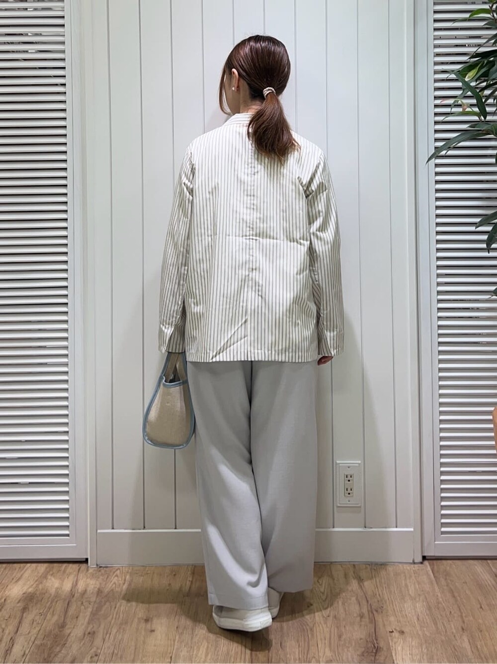 ホワイト系のTシャツ/カットソー、ベージュ系のテーラードジャケット、ベージュ系のその他パンツを着用したレディースの春コーディネートの3枚目の写真