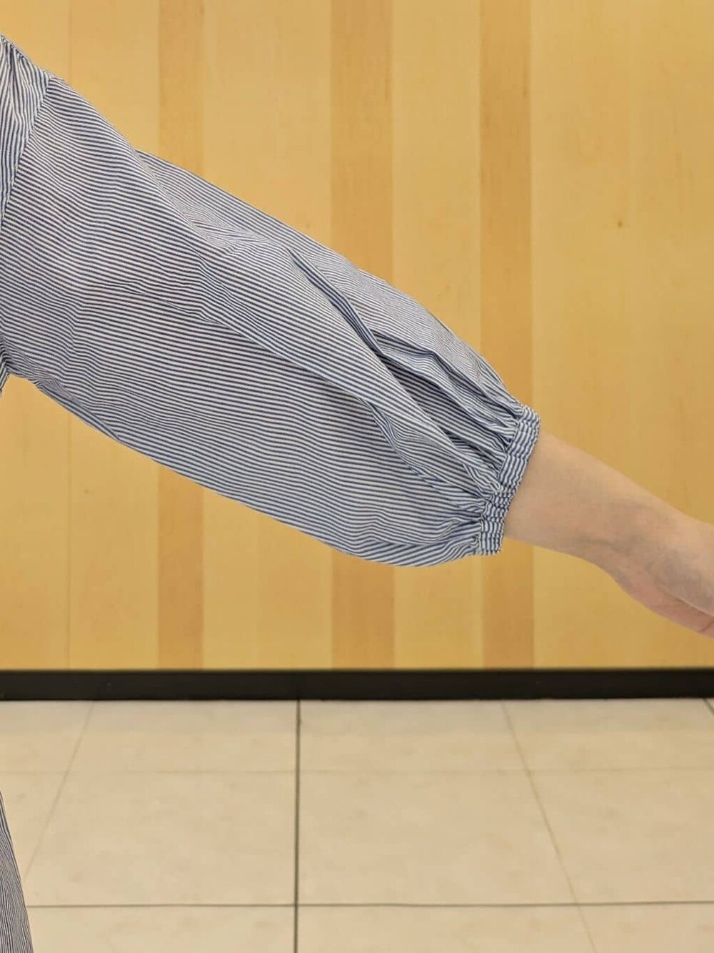ブルー系のシャツ/ブラウス、ブルー系のその他パンツ、グレー系のトートバッグを着用したレディースの秋コーディネートの5枚目の写真