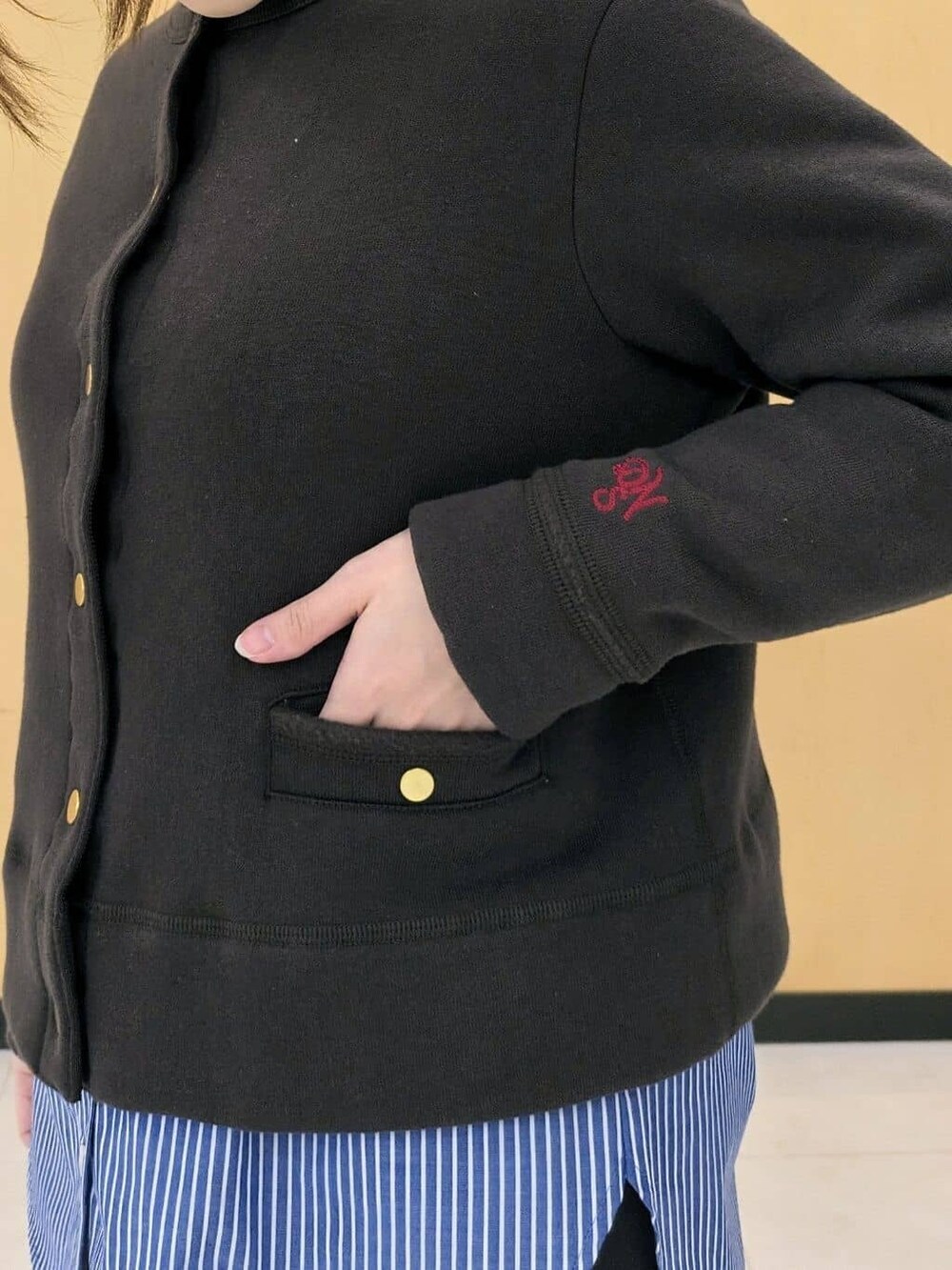 ブラウン系のカーディガン/ボレロ、ブルー系のシャツ/ブラウス、ブラウン系のその他パンツを着用したレディースの冬コーディネートの4枚目の写真