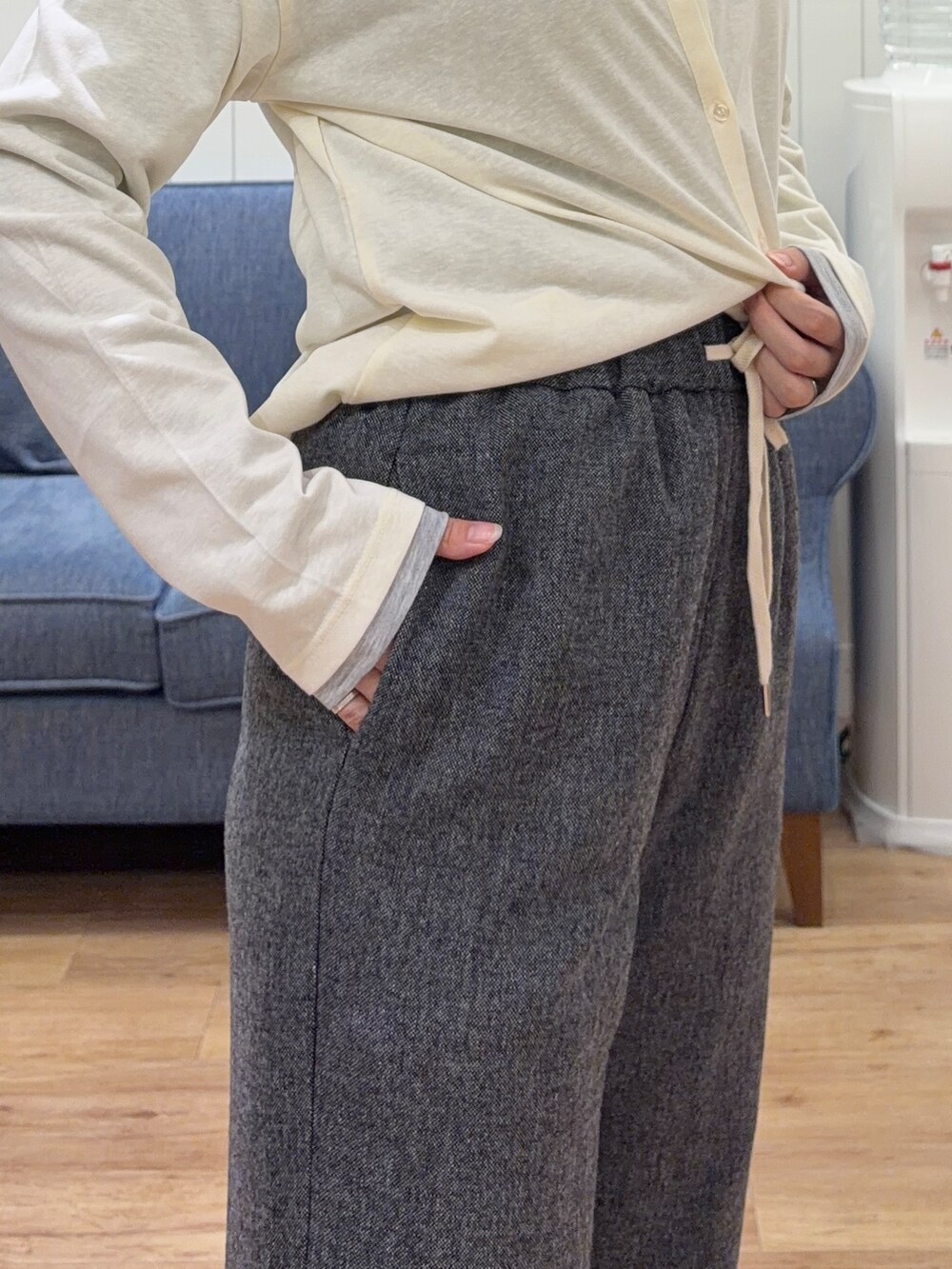 グレー系のその他パンツ、グレー系のトートバッグ、ブラック系のパンプスを着用したレディースの秋コーディネートの6枚目の写真
