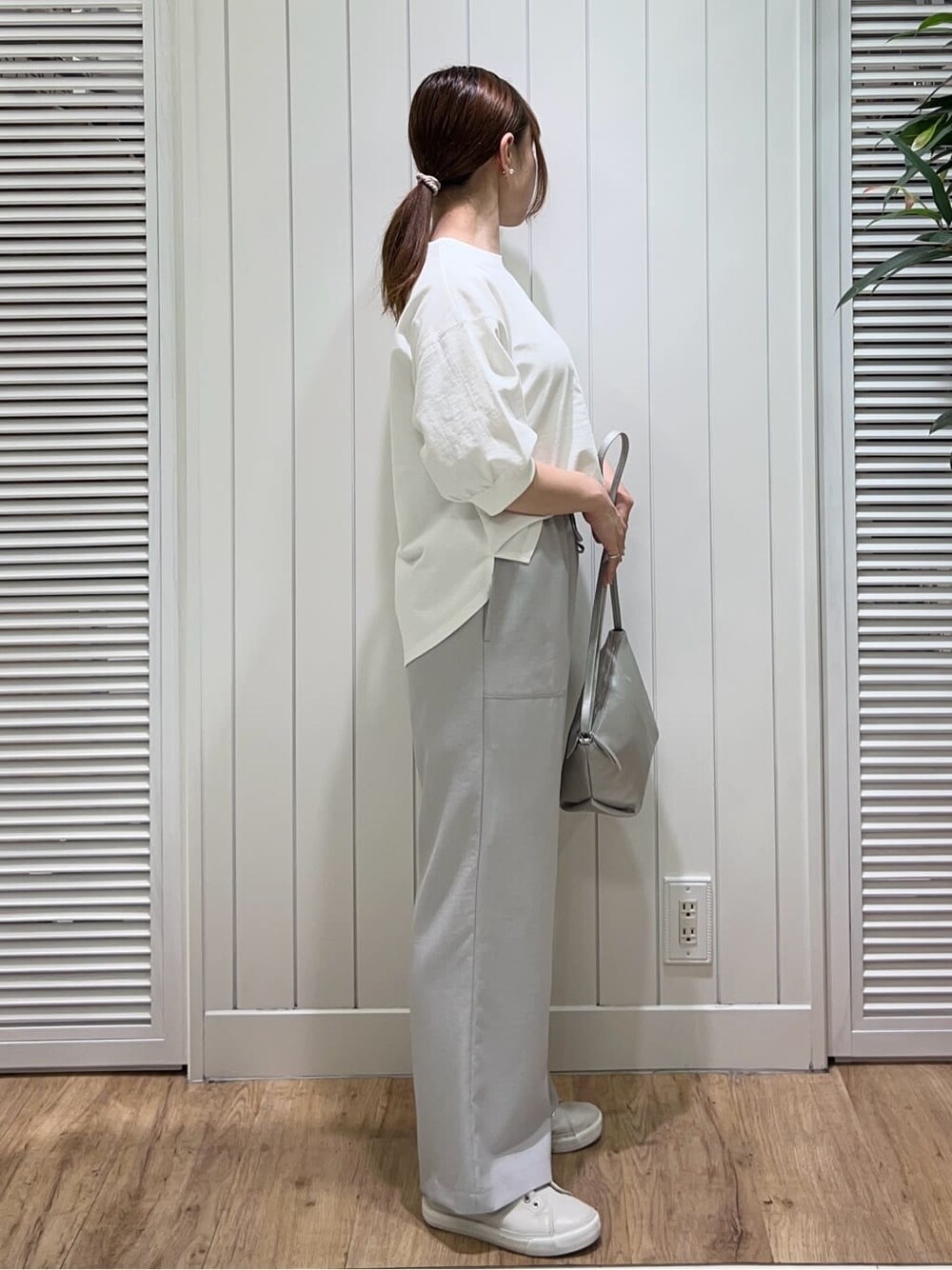 ホワイト系のTシャツ/カットソー、ベージュ系のその他パンツを着用したレディースの春コーディネートの2枚目の写真