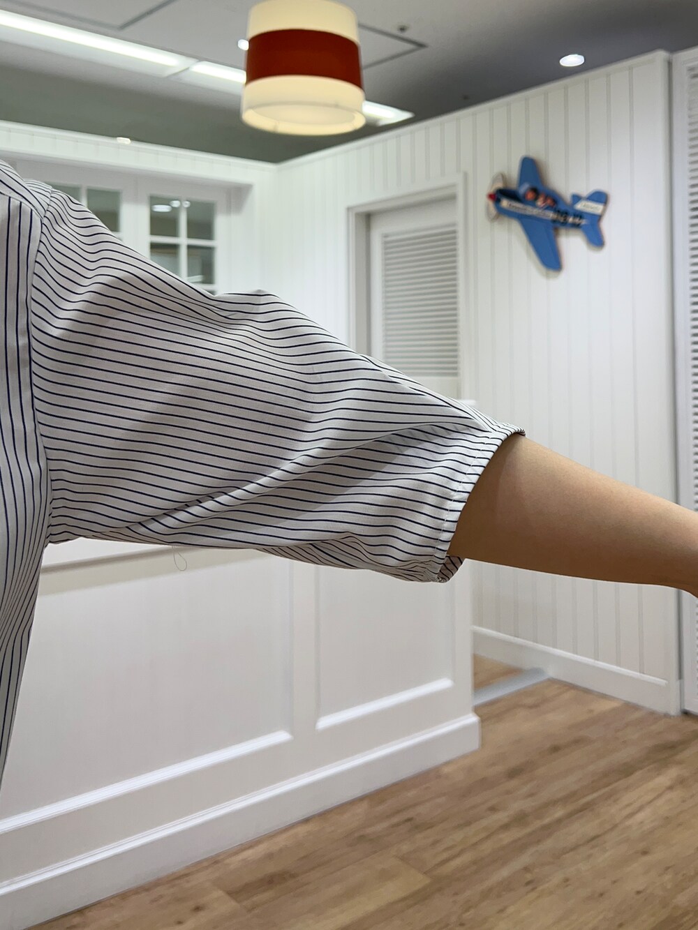 ホワイト系のシャツ/ブラウス、ブラウン系のその他パンツ、シルバー系のショルダーバッグを着用したレディースの春コーディネートの5枚目の写真