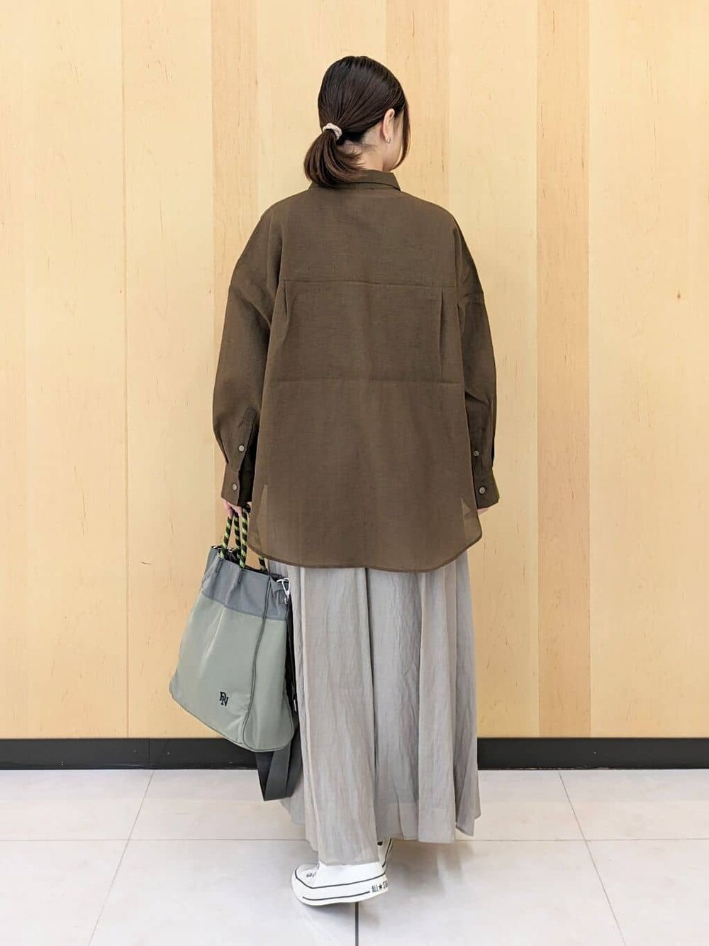 ブラウン系のシャツ/ブラウス、ベージュ系のその他パンツ、ベージュ系のトートバッグを着用したレディースの秋コーディネートの3枚目の写真