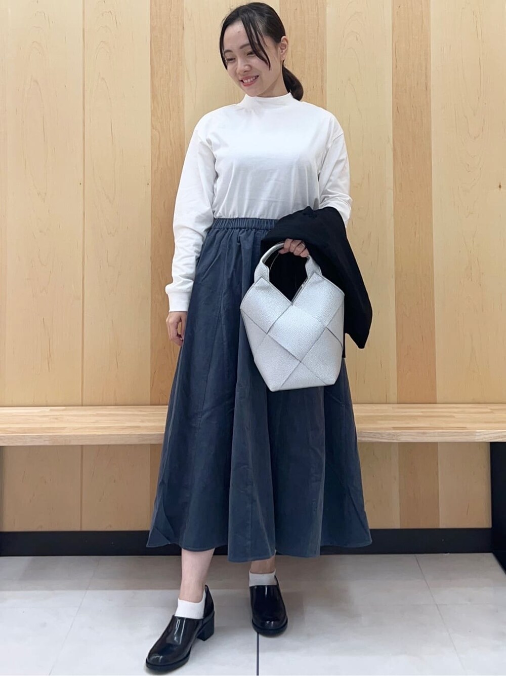 ホワイト系のTシャツ/カットソー、ブラック系のドレスシューズを着用したレディースの夏コーディネートの4枚目の写真